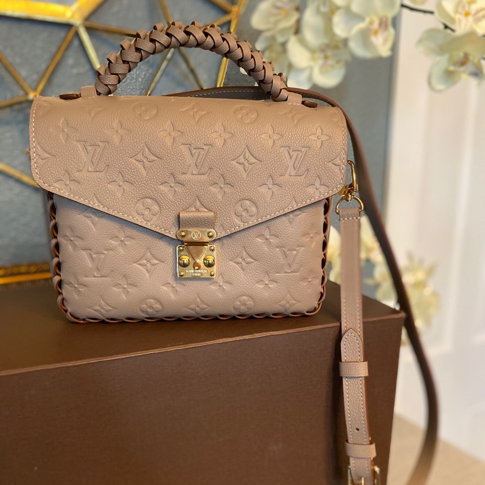 Empriente Louis Vuitton Leather Cross Body Bag